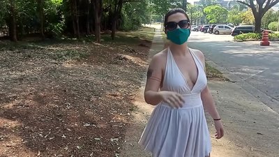 Javna golota: dekle iz Rusije se poskuša sleči na ulicah Ria de Janeira. Skoraj so jo aretirali.