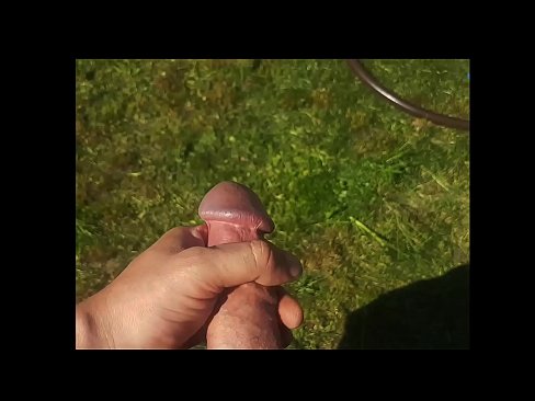 ❤️ Vroča lepotica dobi svojo rožnato pičko, ki jo jebe, in se zraven cmeri s curkom na poletnem vrtu ❌ Porno fb na sl.mysexgamer.ru